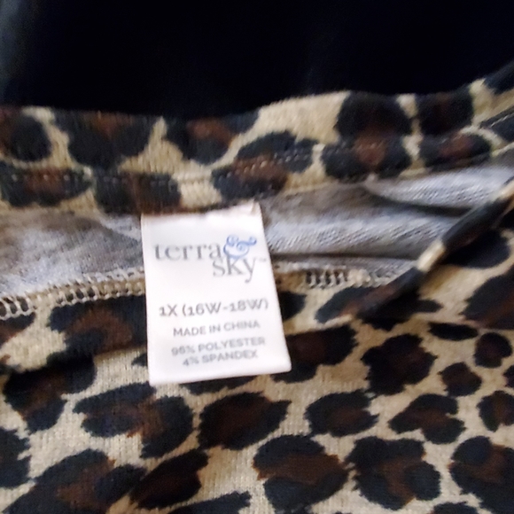 Lepored print top - Picture 2 of 3